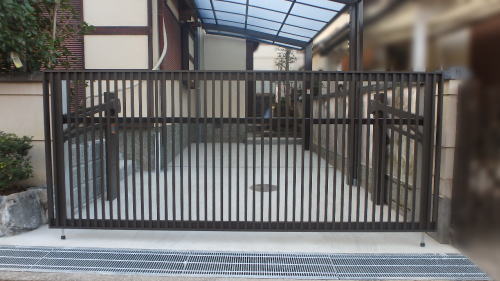 ガレージに跳ね上げ門扉設置
