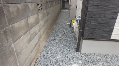 大阪府高槻市I様邸 建物周囲の通路を防草シート+砕石敷き