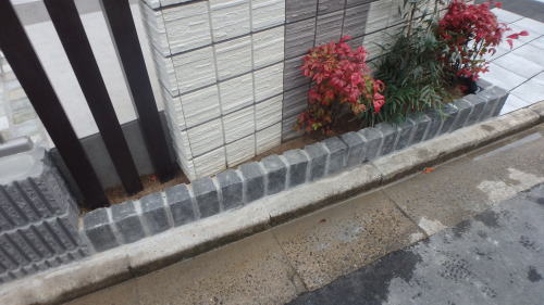 門柱前にピンコロで花壇
