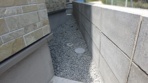 大阪府池田市 建物周囲 防草シート・砕石敷
