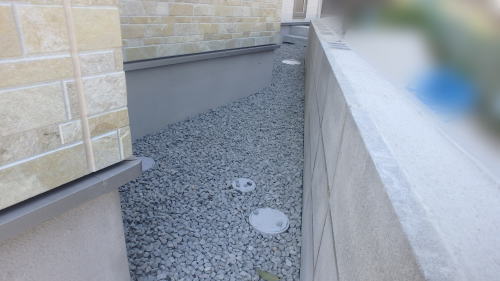 建物周囲に防草シート+砕石敷き