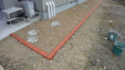 京都府宇治市 建物周囲赤レンガ縁取り