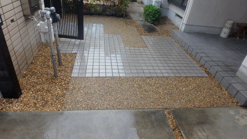 高槻市 アプローチ 砂美石洗い出し濡れた状態
