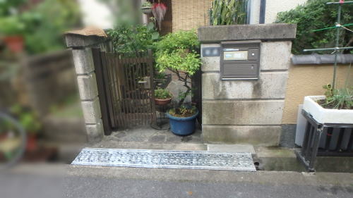 高槻市 門柱前側溝の鉄板をスチールグレーチングに取り替え