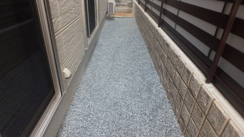 大阪高槻 建物周囲通路 砕石敷き