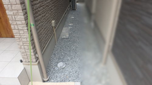 大阪市 建物周囲 防草シート&砕石敷き