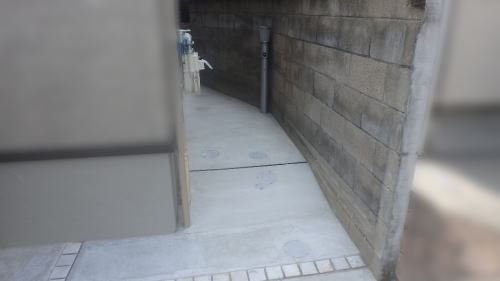 大阪茨木 建物周囲 防草シート敷き