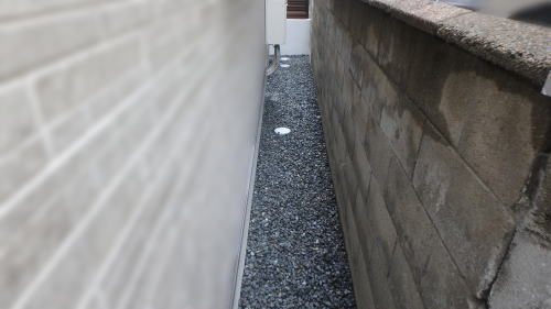 大阪茨木 建物周囲 防草シート敷き