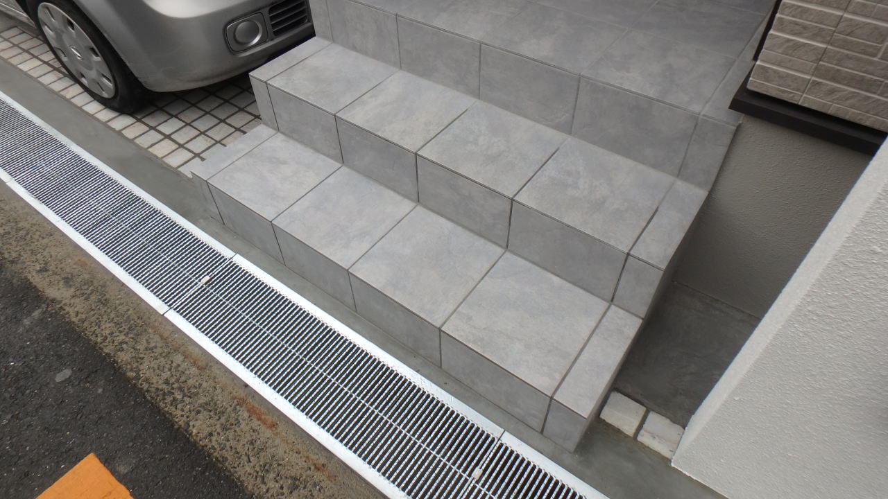 茨木市K様邸 新築外構 タイル貼階段 リビエラ　エタニティ/グレー