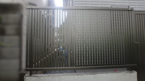 大阪豊中 半目隠しフェンス設置 ライスもフェンス4型/シャイングレー(LIXIL)