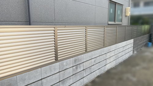 大阪茨木 境界ブロックに目隠しフェンス設置 シャトレナM3型/アーバングレー(三協ルミ)