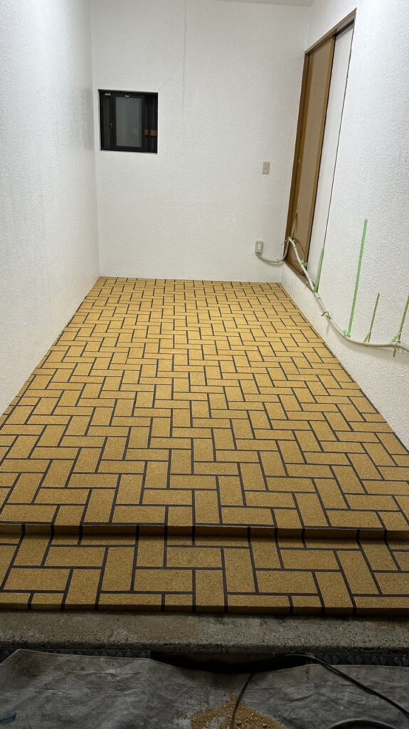 摂津市I様邸 コンクリートカーペット デザイン：F10ヘリンボン 目地：チャコール2% ベース：ライムストーン1％ G:ホワイト・チャコール2％