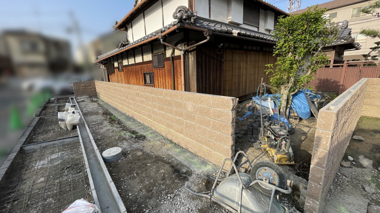 茨木市K様邸 ガレージ ブロック積み マツオコーポレーション リブブロック スタンダードカラーRIB-SC15LW/サンド