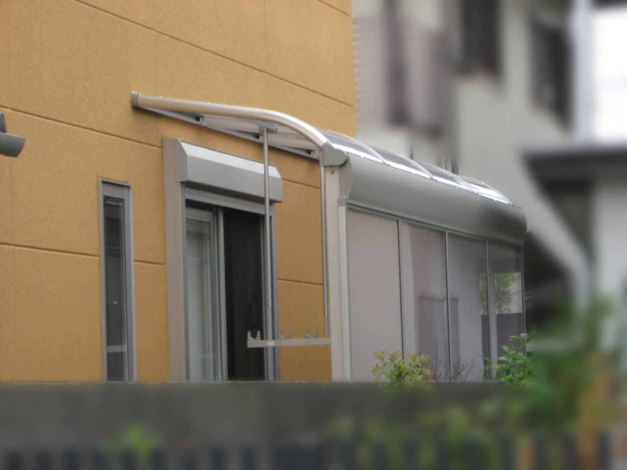 高槻市Y様邸　サービスヤード　YKK AP　ヴェクター(4m×4尺)/プラチナステンオ ポリカ屋根/クリアマット　オプション：物干しセット・前面パネル/クリアマット・隙間隠し