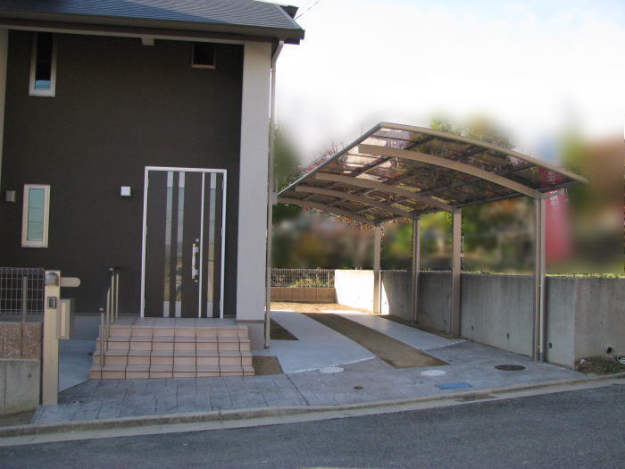 兵庫県川西市K様邸　アプローチ・ガレージ前半　タンプコンクリート　ガレージ後半土間コンクリート金コテ仕上げ 　真砂土を入れ、カーポートを設置 　ポール設置