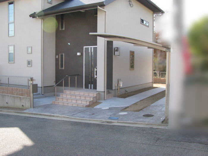 兵庫県川西市K様邸 アプローチ・ガレージ前半 タンプコンクリート ガレージ後半土間コンクリート金コテ仕上げ 真砂土を入れ、カーポートを設置 ポール設置