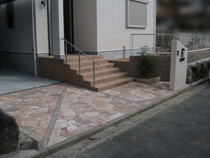 茨木市S様邸 アプローチ・ガレージ 石張り アイシン ピンククォーツ