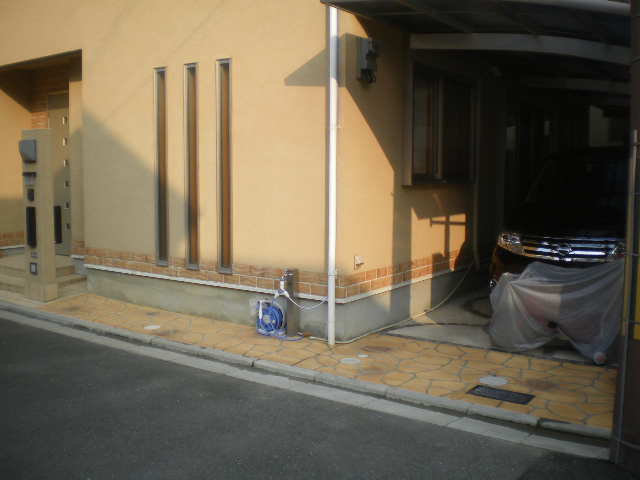 高槻市H様邸　ガレージリフォーム後　ステンシルコンクリート　色粉：サンドストーン（部分的にシナモン） 目地：ブッシュロック
