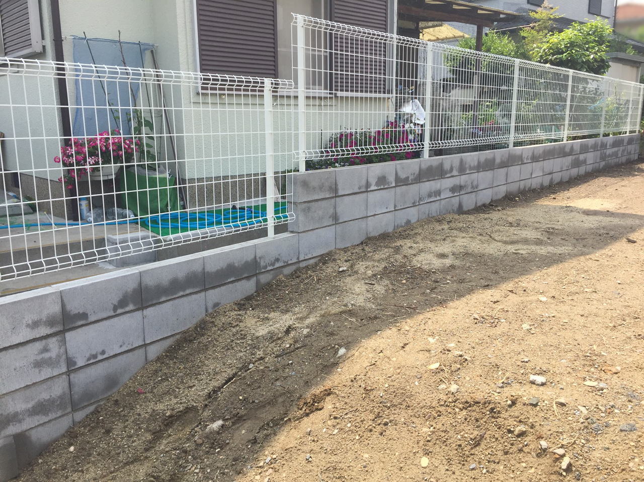 高槻市K様邸　ブロック積み　LIXIL　ハイグリッドフェンスUF8型/ホワイト