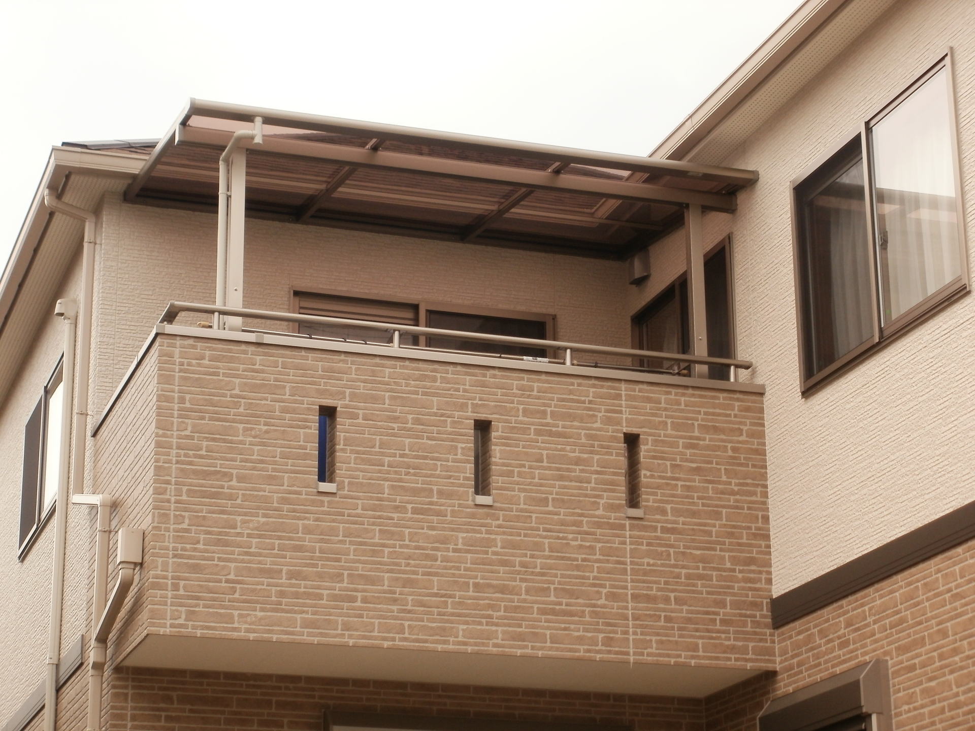 高槻市D様邸　ベランダ屋根設置　三協立山アルミ　メニーウェル/アーバングレー ポリカ屋根/ブラウンスモーク