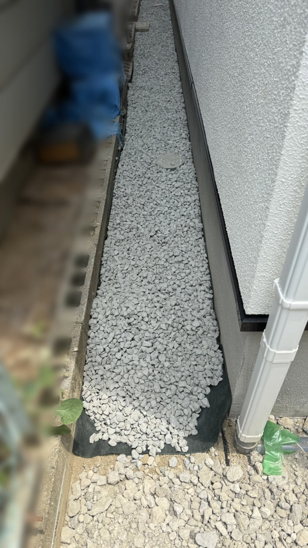 茨木市I様邸　建物周囲　デュポン社　ザバーン 防草シート136G　砕石敷き