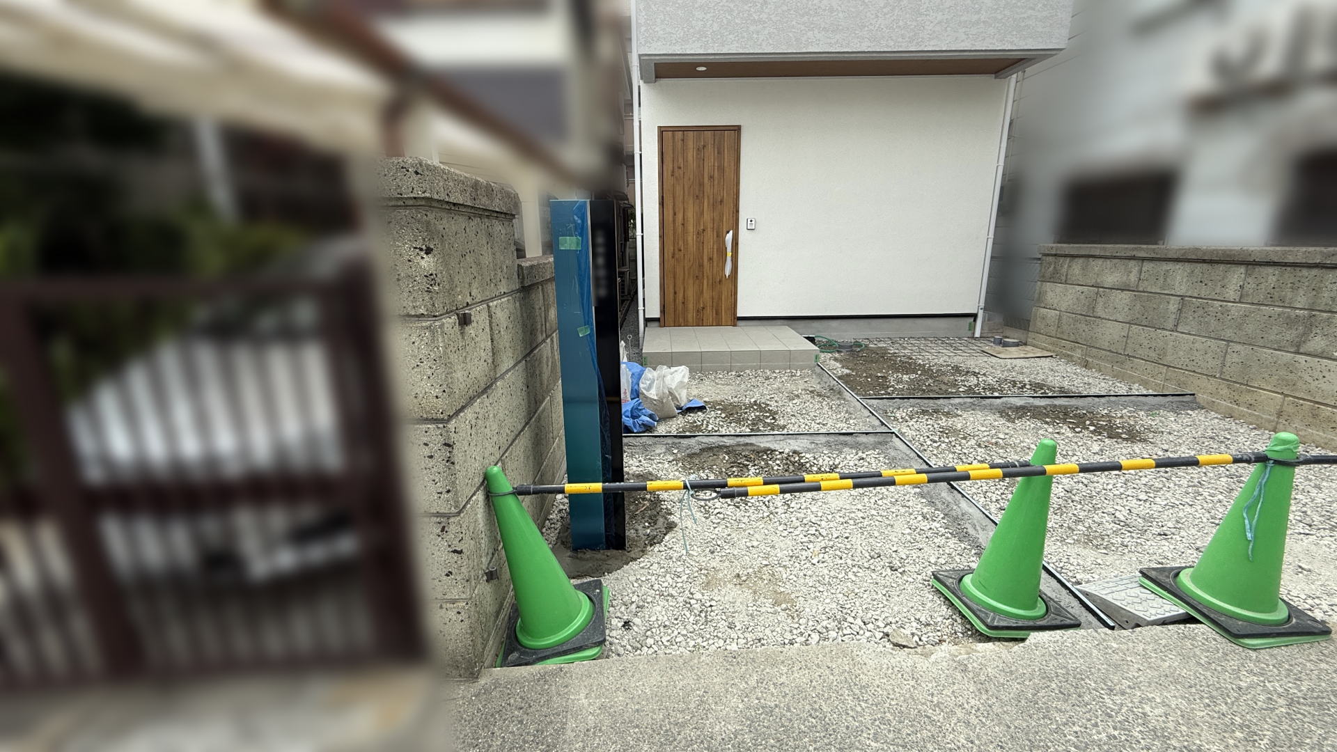茨木市I様邸　アプローチ　オンリーワンクラブ　ラティスポストスタンド/ヘアライン＆ラティスネームスタンド/グロスブラック
