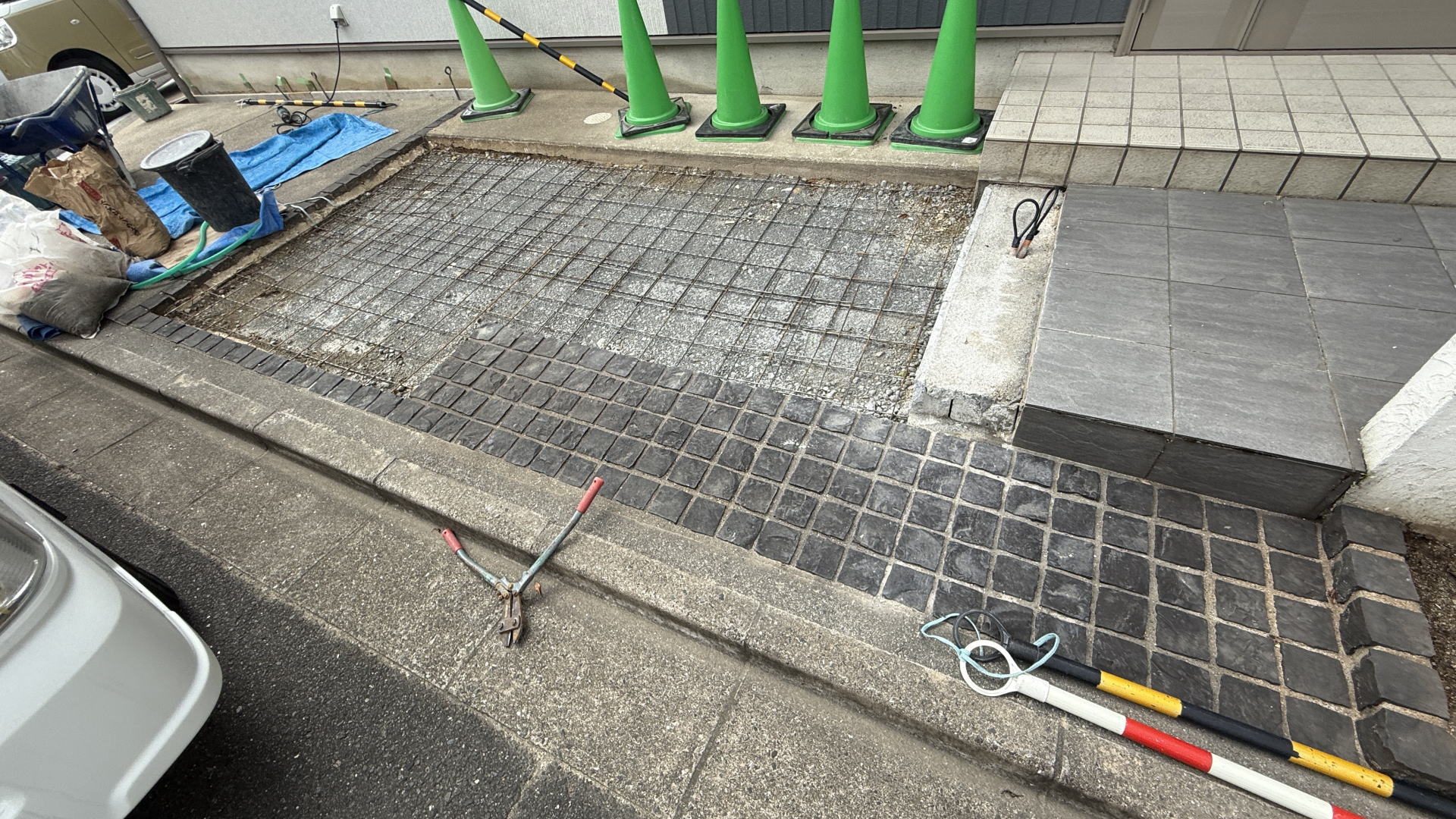 高槻市M様邸　ガレージ　スクリューメッシュ敷設
