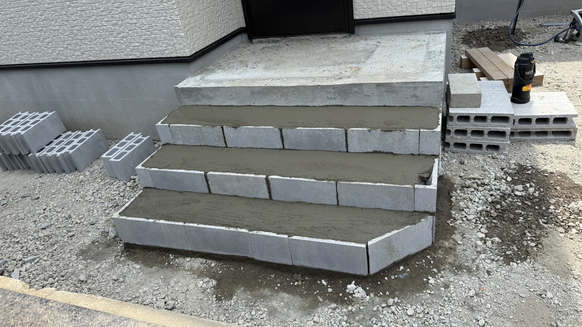 高槻市M様邸　アプローチ　玄関ポーチ階段下地工事