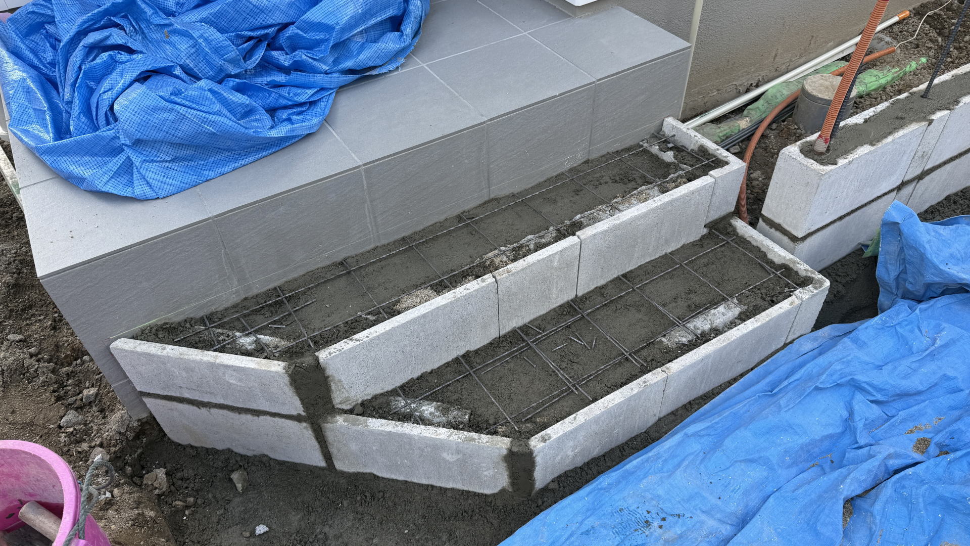 高槻市S様邸 階段下地ブロック積み スクリューメッシュ敷設