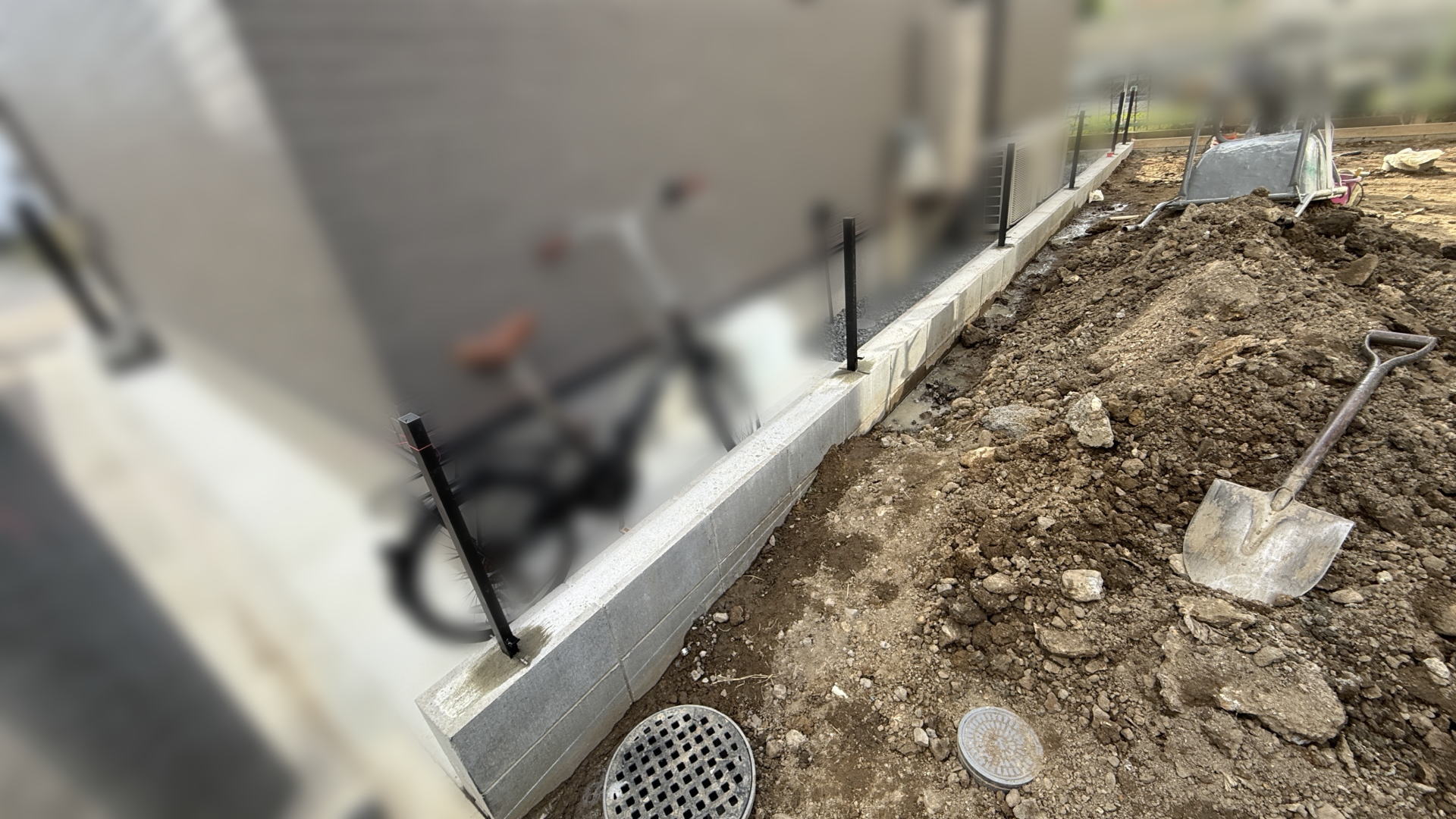 高槻市S様邸 隣地境界 フェンス柱設置