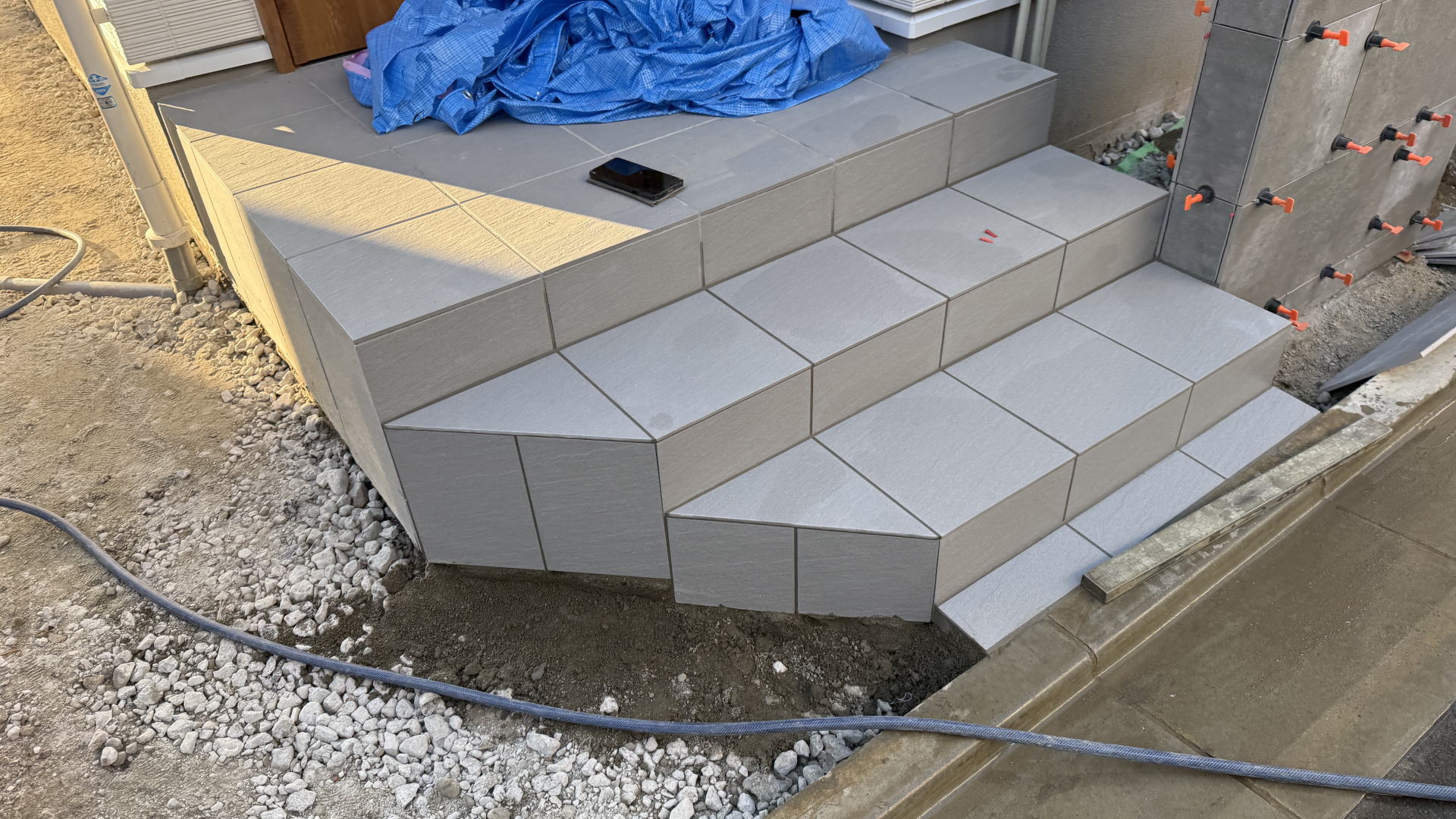 高槻市S様邸 アプローチ 玄関ポーチ階段 タイル工事 アイコットリョーワ ティア300角/53