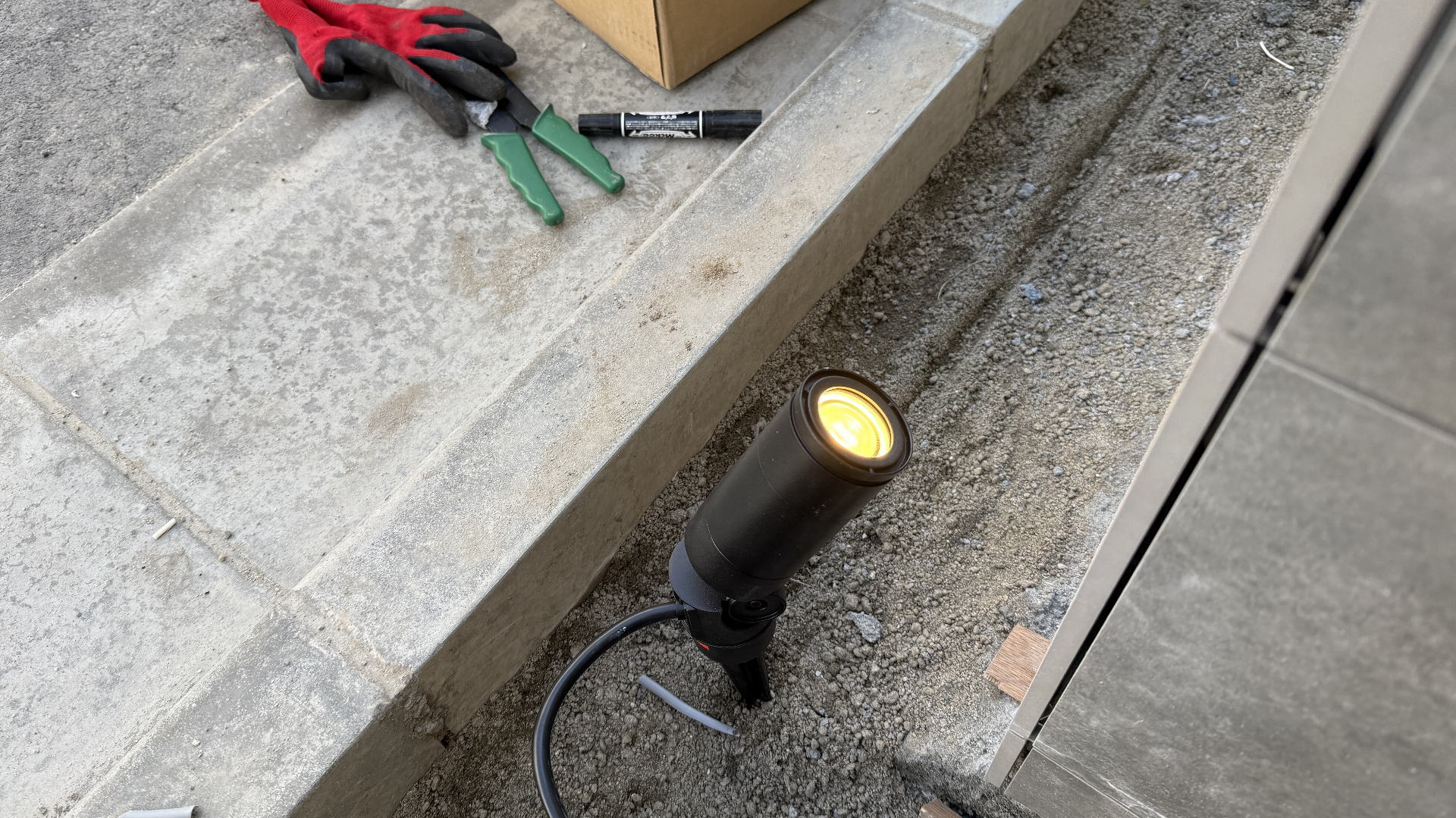 高槻市S様邸 アプローチ パナソニック 地中埋込型LEDスポットライトLGW40280LE1/オフブラック