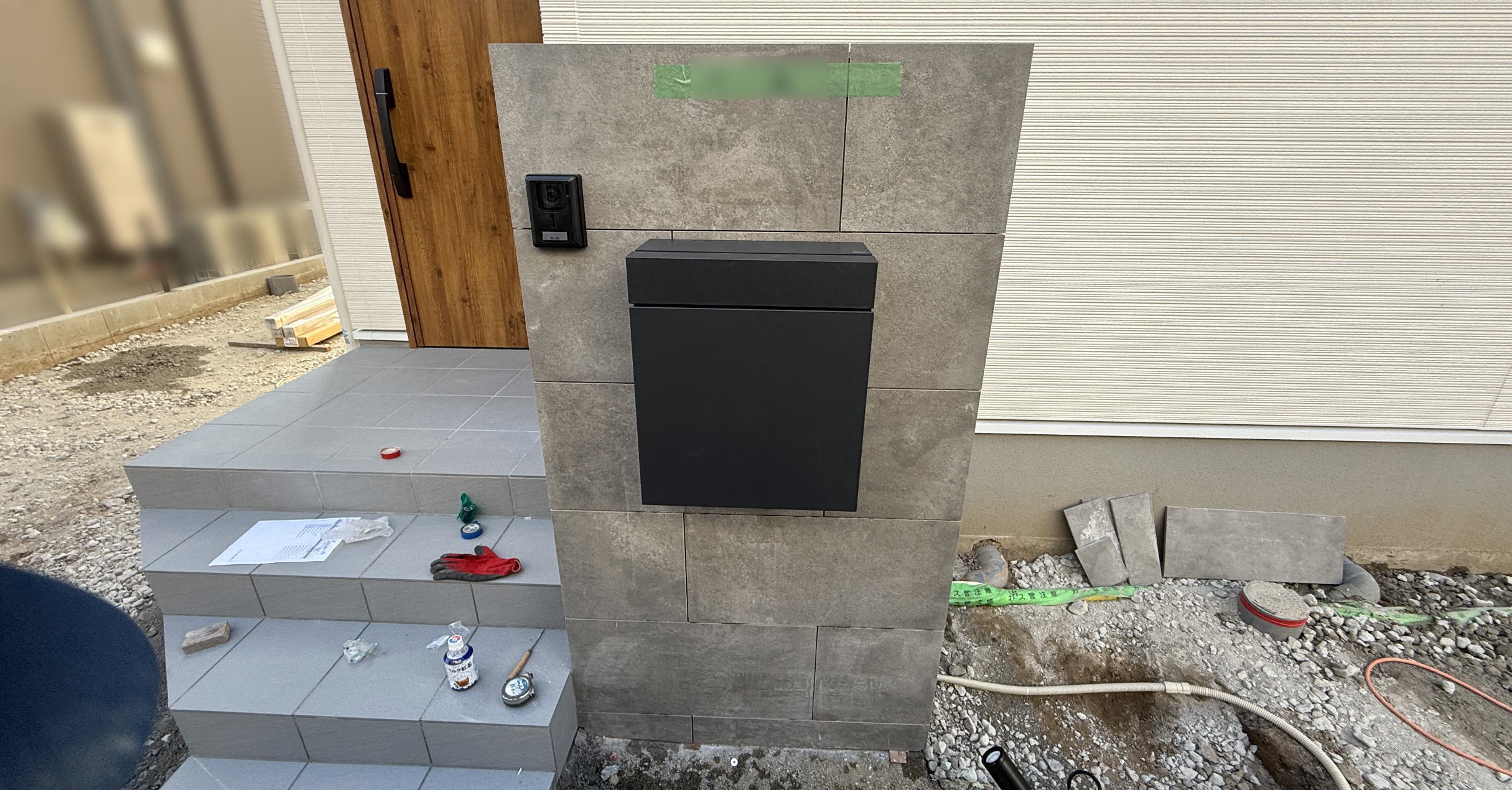 高槻市S様邸　アプローチ　パナソニック　大型投函口ポスト　パケモUF/ブラック