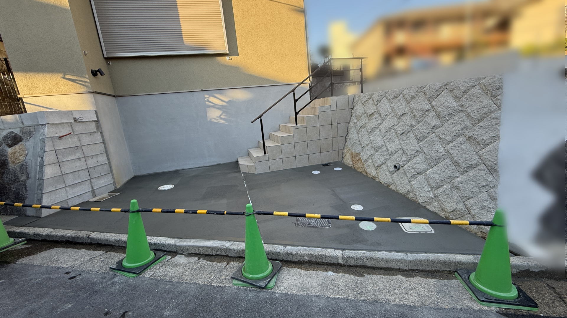 高槻市Y様邸　アプローチ・ガレージ　土間コンクリート刷毛引き仕上げ