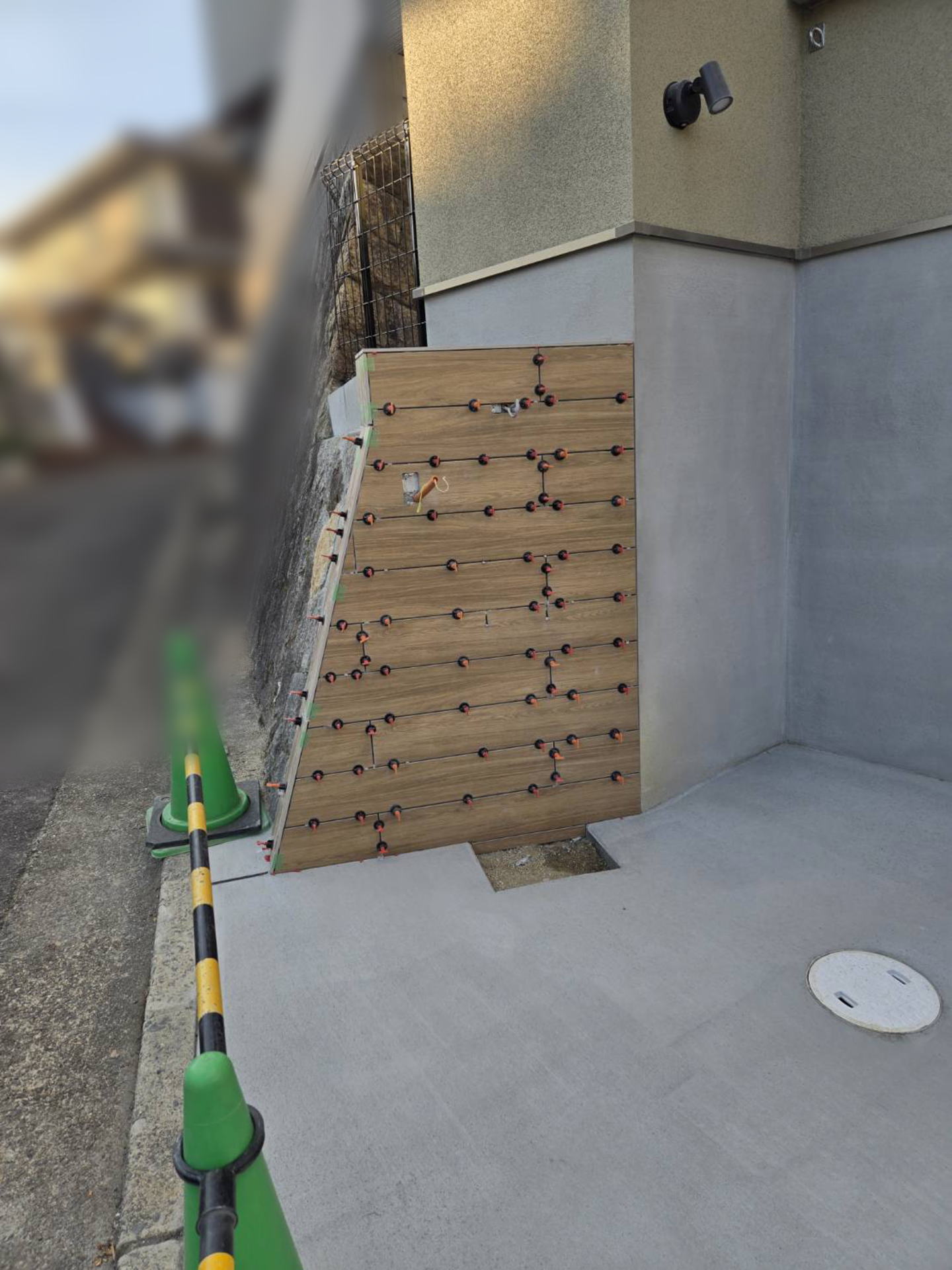 高槻市Y様邸　アプローチ・ガレージ　門柱タイル工事　ニッタイ　ウッドヴェニューWAV-915M-55