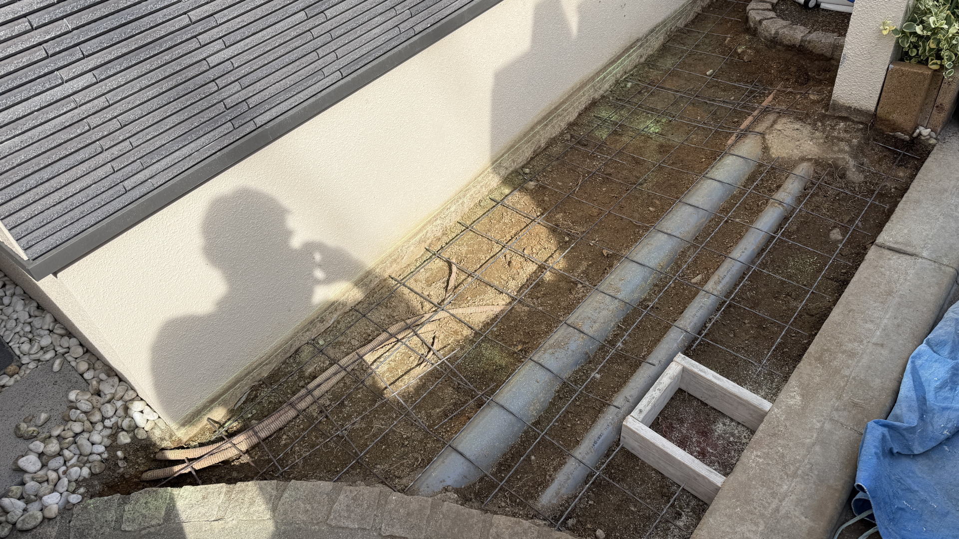 高槻市K様邸 ガレージ・サービスヤード 下地調整・スクリューメッシュ敷設