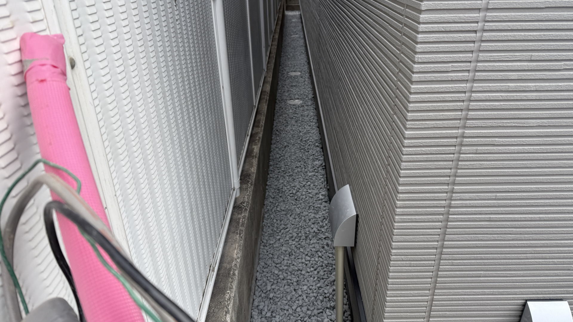 高槻市N様邸　建物周囲　防草シート＋砕石敷き