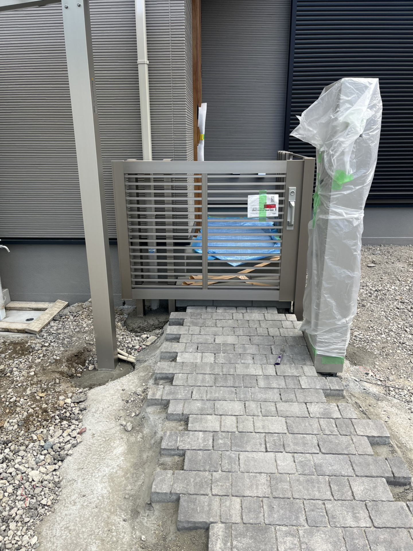 高槻市N様邸　アプローチ　LIXIL　アーキスライドA型13-10/シャイングレー　片引きタイプ