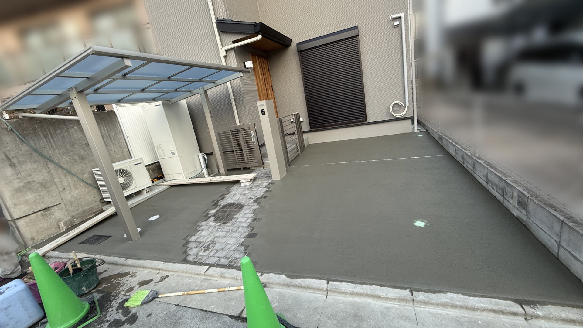 高槻市N様邸　カースペース・自転車置き場　土間コンクリート刷毛引き仕上げ