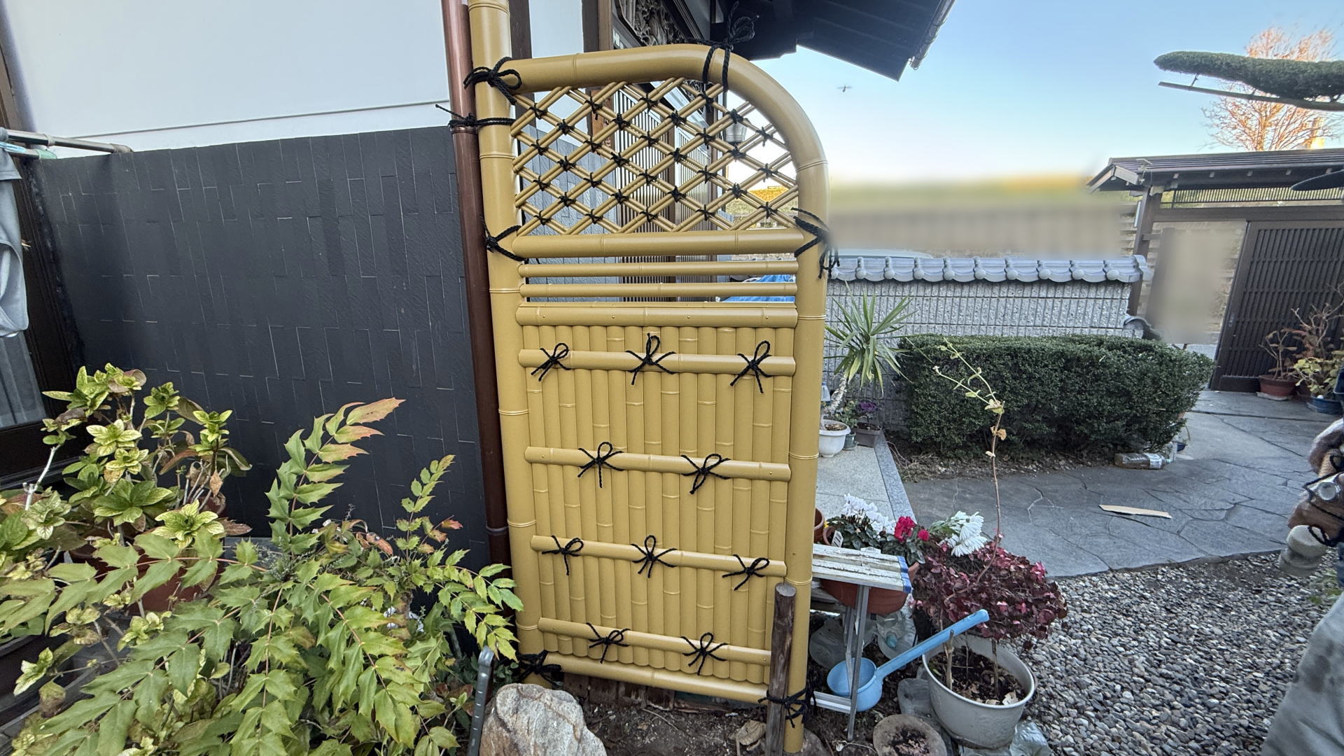 高槻市K様邸　アプローチ　タカショー　GO-11 合成竹新玉袖垣