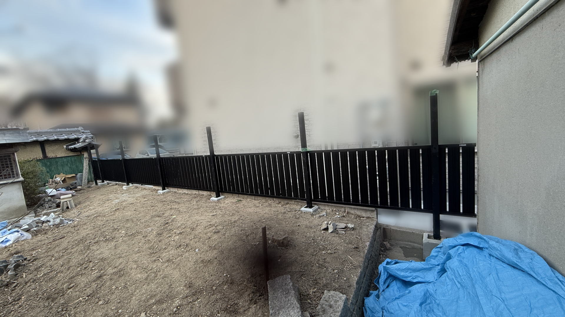 高槻市U様邸　隣地境界沿い　フェンス本体設置　LIXIL　フェンスAB TS2型/ブラック T-6