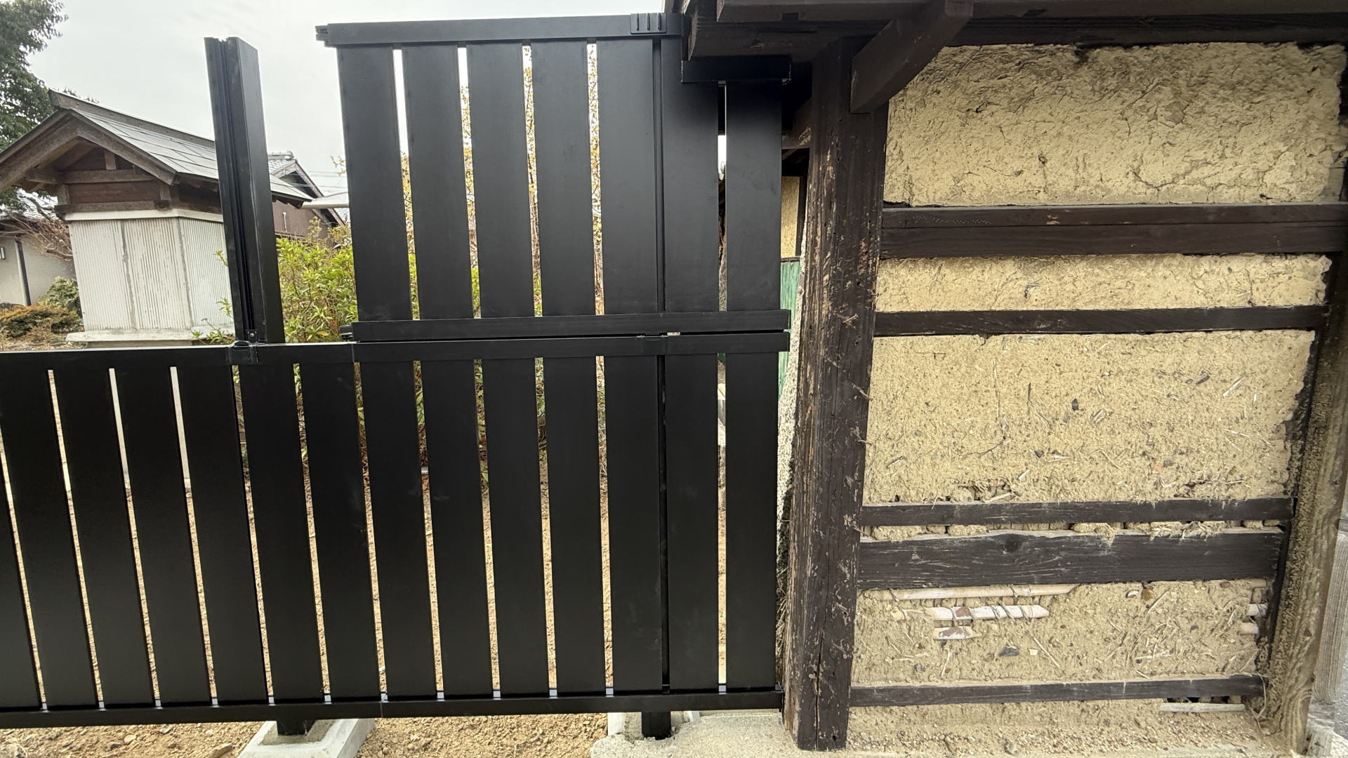 高槻市U様邸　隣地境界沿い　フェンス加工　LIXIL　フェンスAB TS2型/ブラック T-8