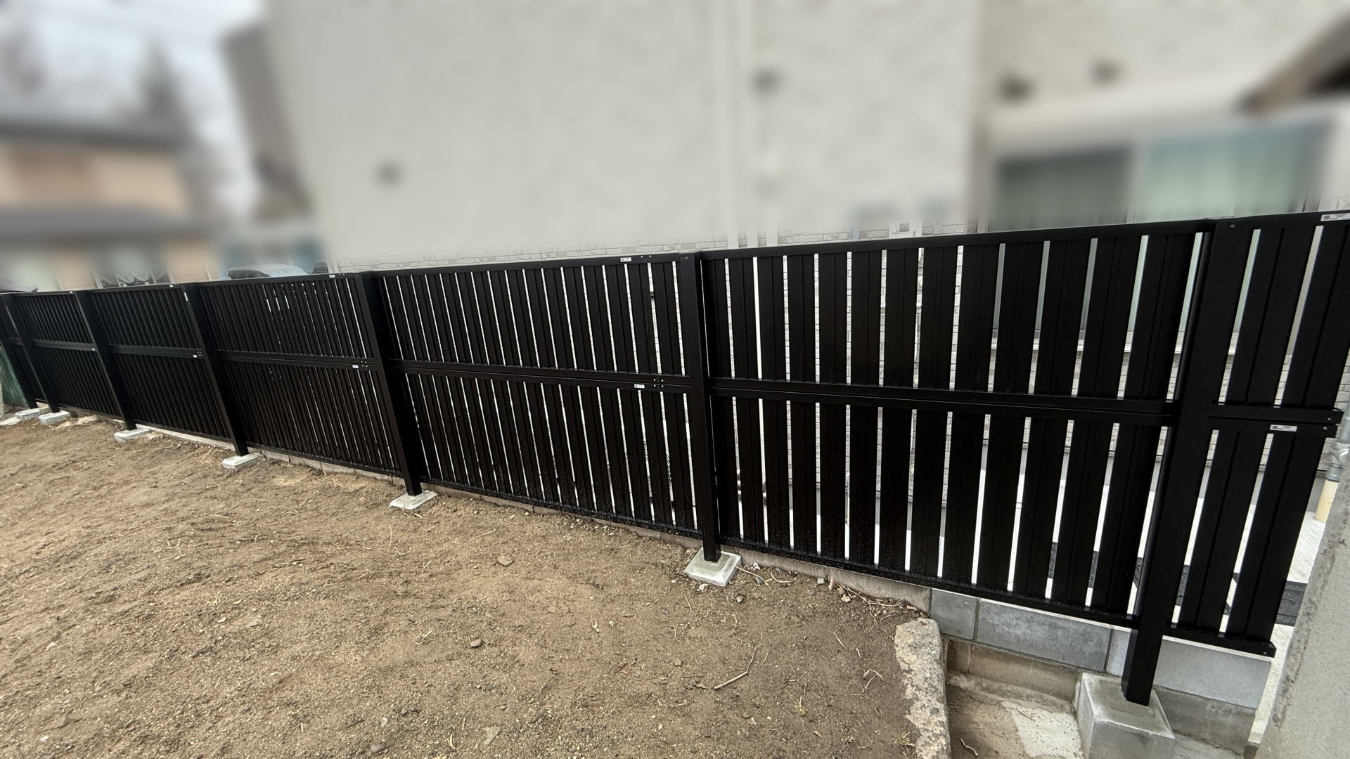 高槻市U様邸　隣地境界沿い　LIXIL　フェンスAB TS2型/ブラック T-6&T-8　多段柱仕様