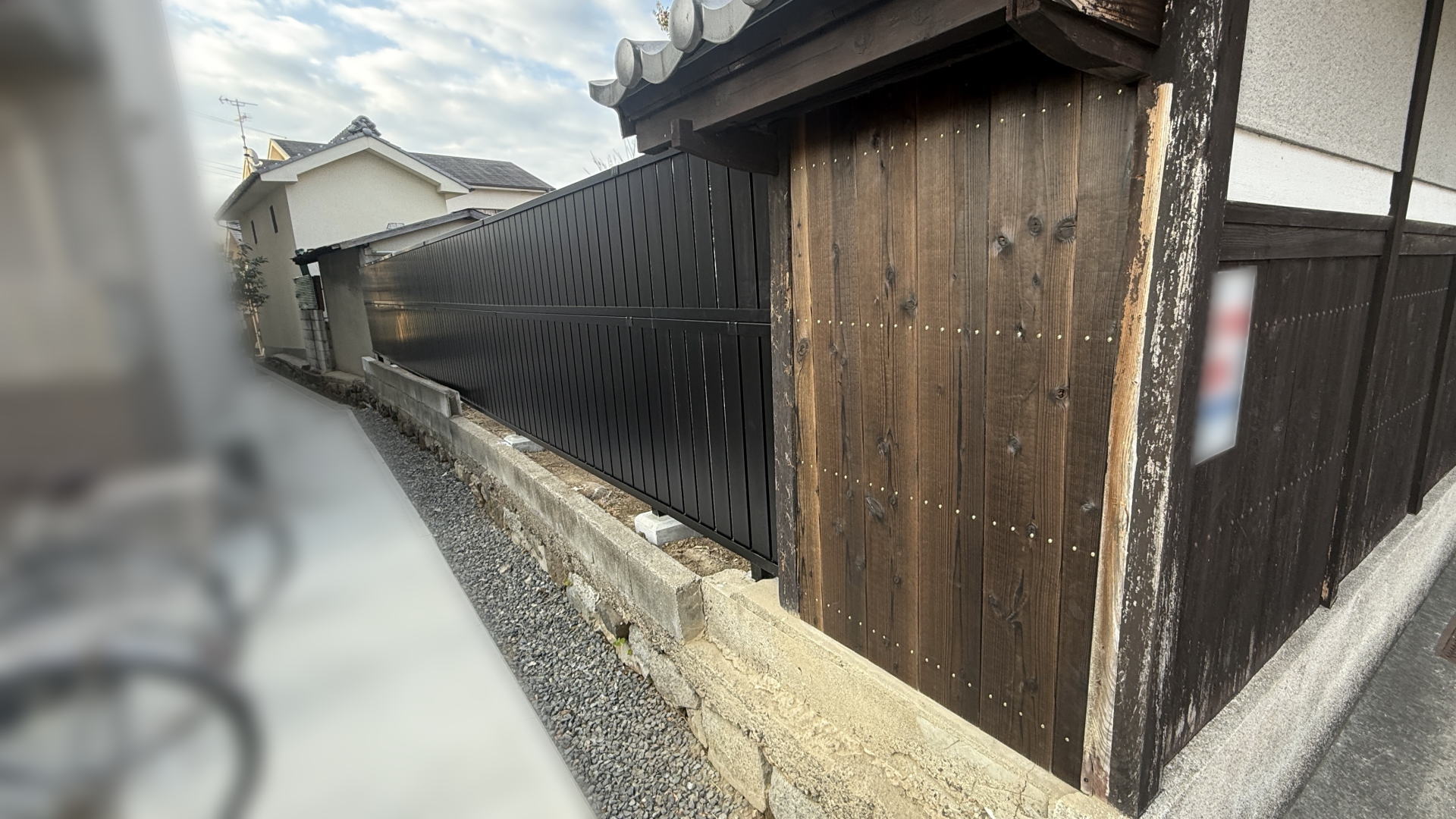 高槻市U様邸　隣地境界沿い　LIXIL　フェンスAB TS2型/ブラック T-6&T-8　多段柱仕様