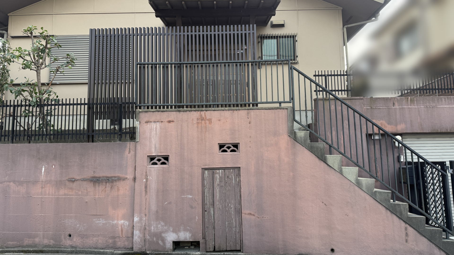 高槻市U様邸　玄関エントランス　フェンス設置後　三協アルミ　エルファードM1型/ダークブロンズ