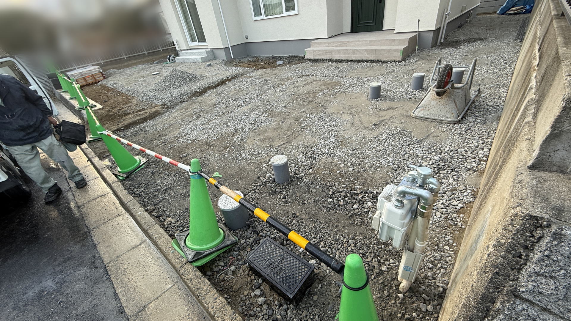 高槻市K様邸　アプローチ・カースペース・お庭・自転車置き場　再生砕石敷　転圧