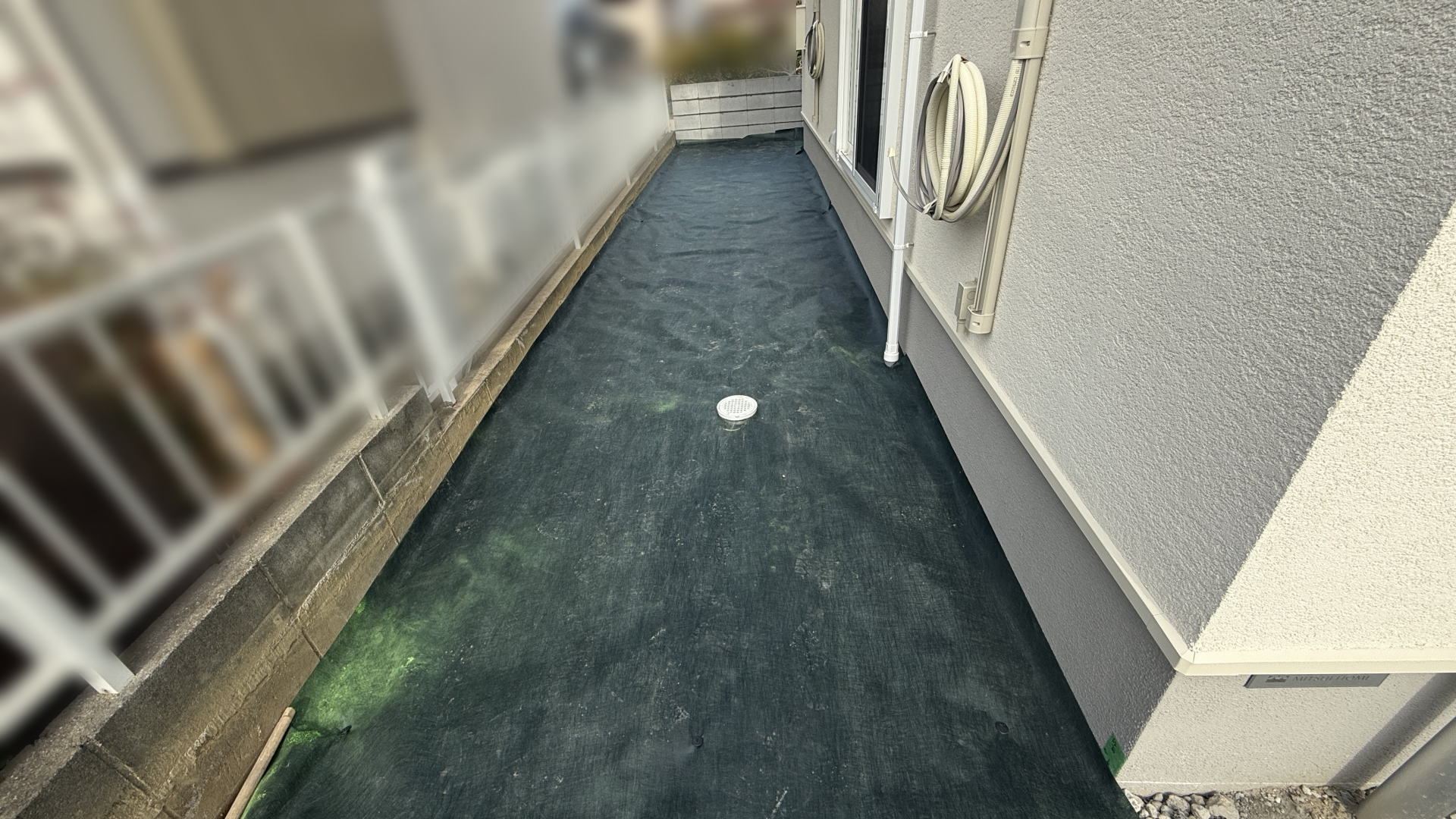 高槻市K様邸 建物周囲 防草シート敷設 デュポン社 ザバーン136G