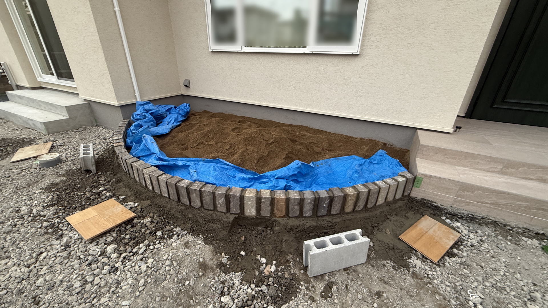 高槻市K様邸　アプローチ　花壇ピンコロ積み　　ユニソン　ピンコロW/ランダムグレー