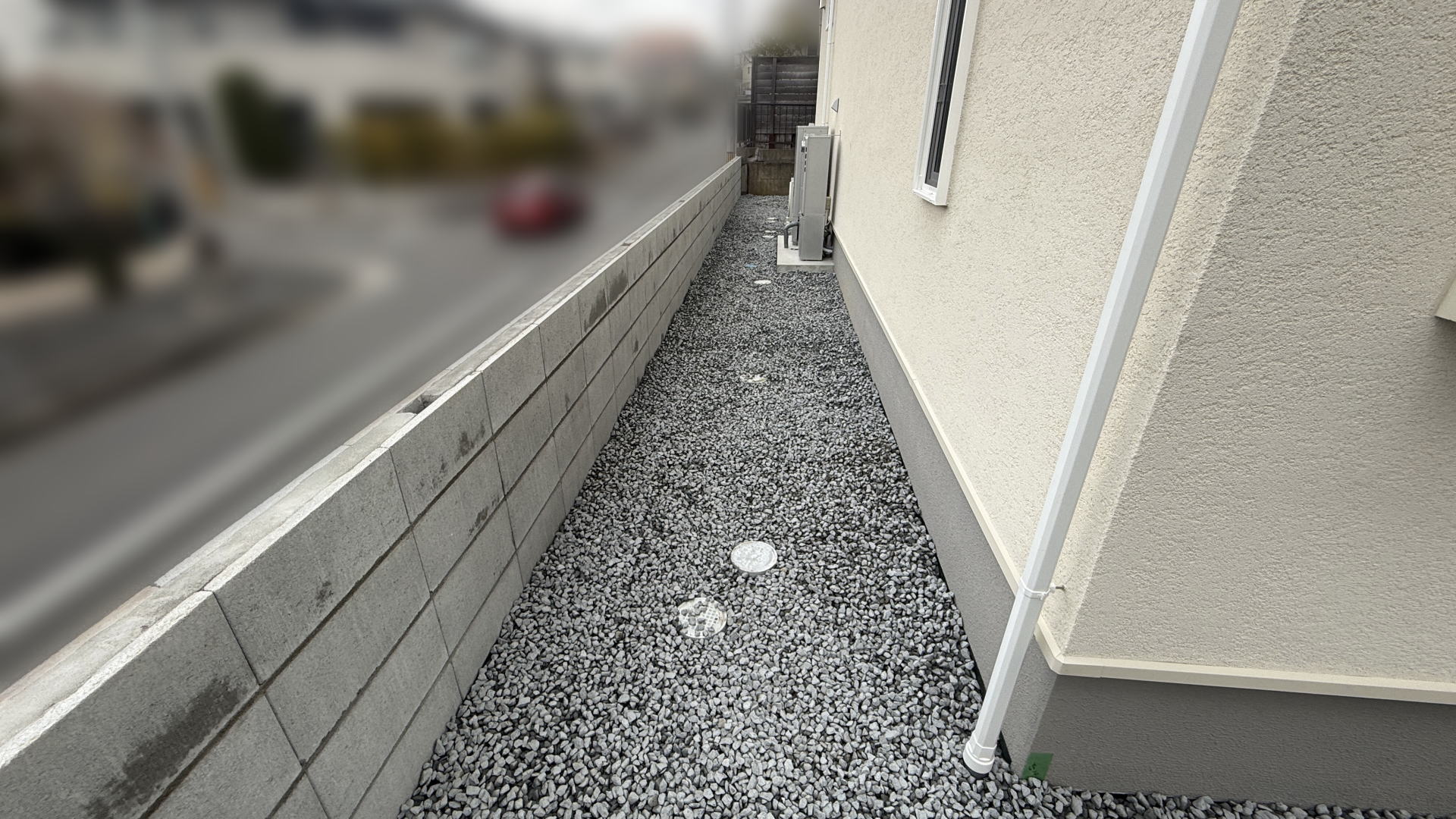 高槻市K様邸　建物周囲　砕石敷き