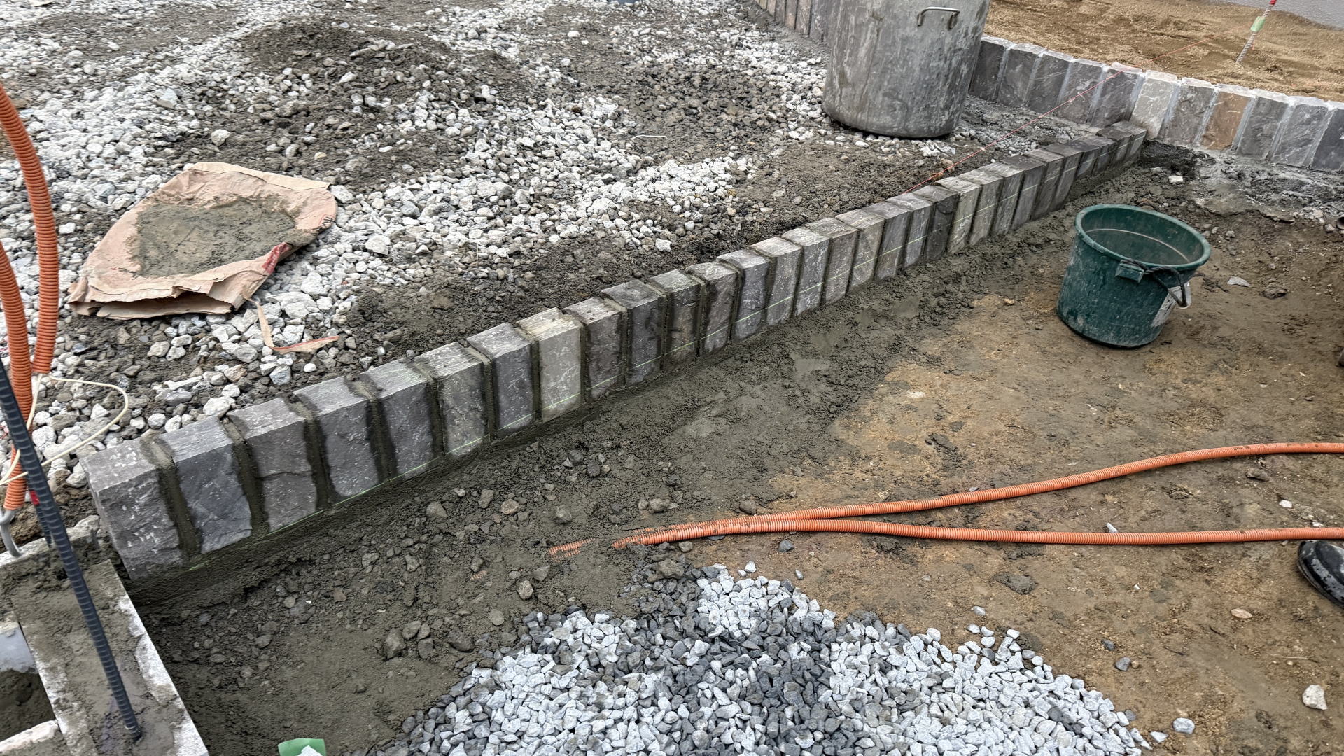 高槻市K様邸 アプローチ ピンコロ積み ユニソン ピンコロW/ランダムグレー